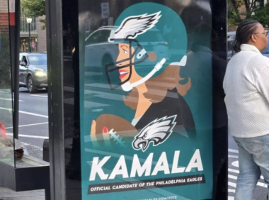 费城公交站亭出现伪造广告,虚假宣称老鹰队支持贺锦丽